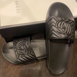 Gucci men’s metalasse rubber slide. Quilted GG pursuit slide. Authentic